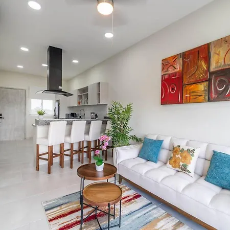 Stylish 2 Bedroom Condo With Balcony, Rooftop Pool, Hottub