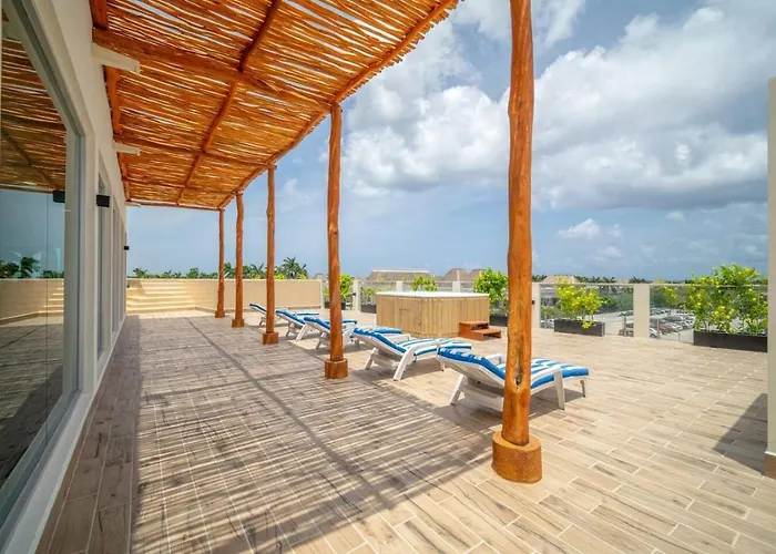 Stylish 2 Bedroom With Balcony, Rooftop Pool, Hottub