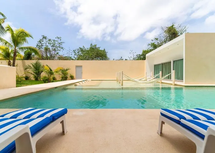 Stylish 2 Bedroom With Balcony, Rooftop Pool, Hottub Holiday home *