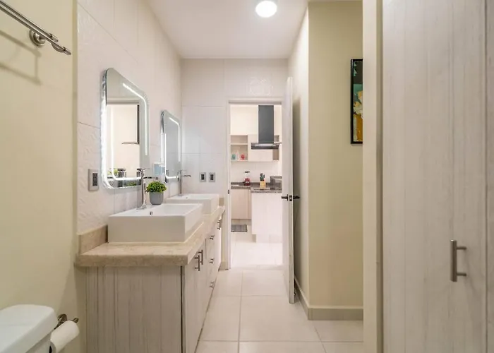 Stylish 2 Bedroom With Balcony, Rooftop Pool, Hottub *