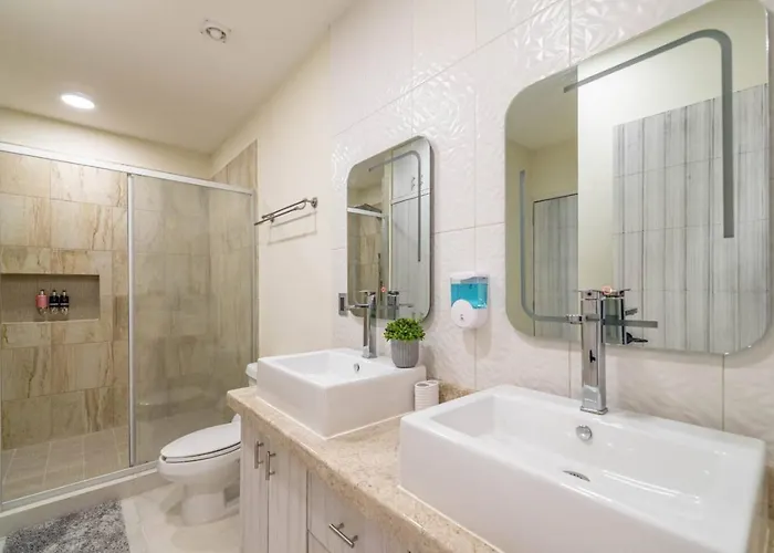 Stylish 2 Bedroom With Balcony, Rooftop Pool, Hottub Holiday home
