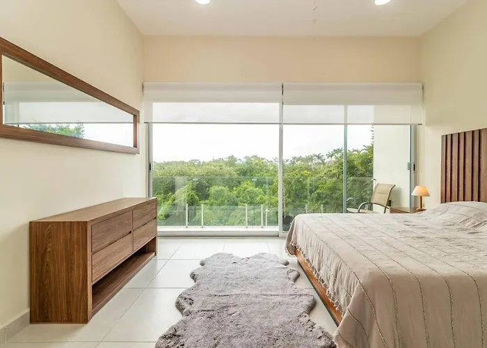 Stylish 2 Bedroom With Balcony, Rooftop Pool, Hottub
