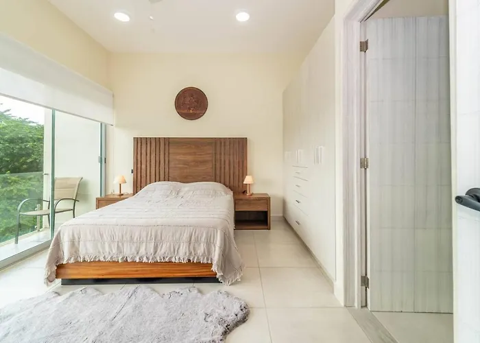 Stylish 2 Bedroom With Balcony, Rooftop Pool, Hottub Holiday home *