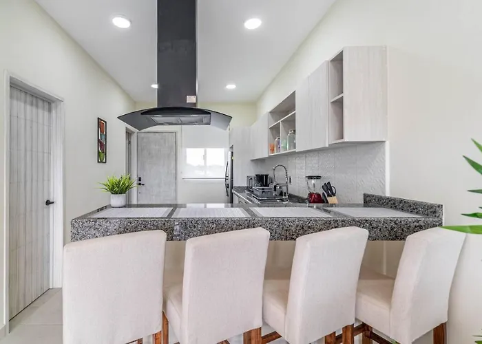 Stylish 2 Bedroom With Balcony, Rooftop Pool, Hottub *