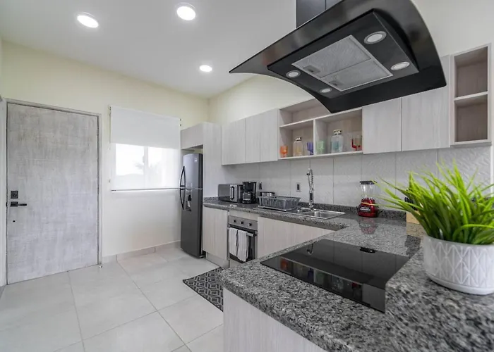 Stylish 2 Bedroom With Balcony, Rooftop Pool, Hottub