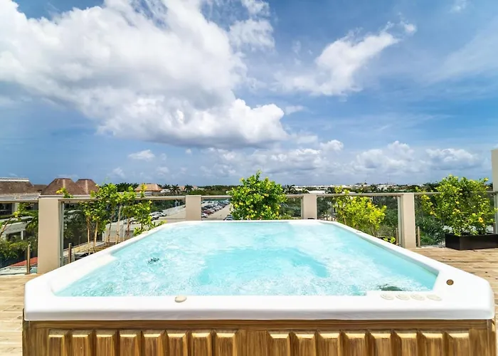 Stylish 2 Bedroom With Balcony, Rooftop Pool, Hottub Holiday home Playa del Carmen